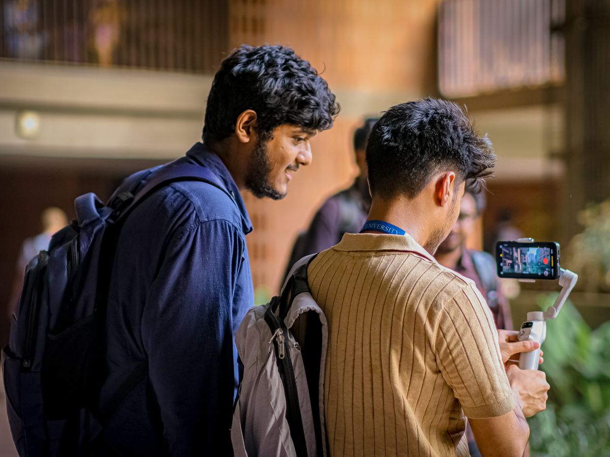 Dua mahasiswa memproduksi video menggunakan ponsel dan gimbal